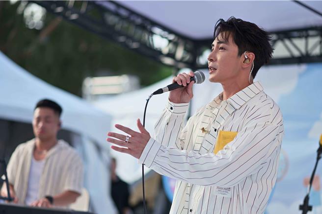 江曜纶受邀为好友港节献声。（财团法人臺港经济文化合作策进会提供）