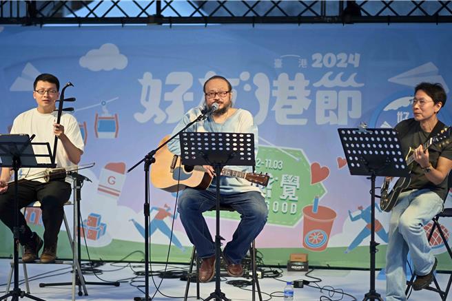 刘志远与谢宇威一同飙歌。（财团法人臺港经济文化合作策进会提供）