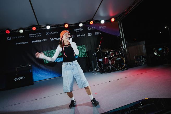 派对现场星光熠熠，灵魂乐歌姬9m88上台献唱。（Gogoro提供）