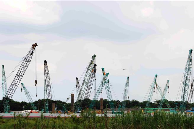 台积电在嘉义科学园区设厂进度几乎不分昼夜持续进行中。（吕妍庭摄）