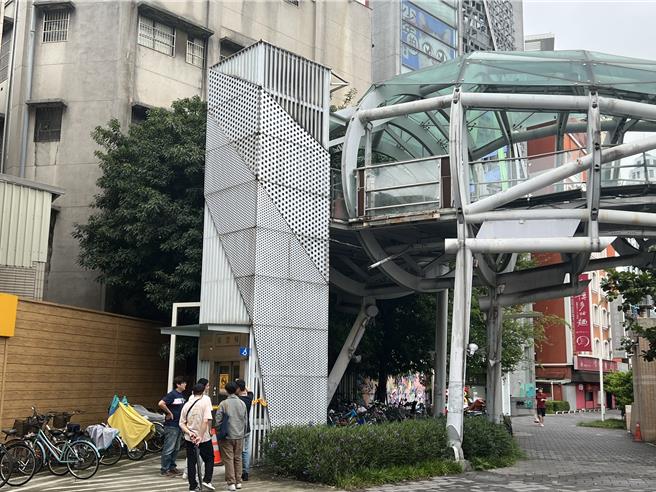 板橋遊龍陸橋電梯墜落傷人，民進黨民代與家屬痛批市府只顧「作秀」。（王揚傑攝）