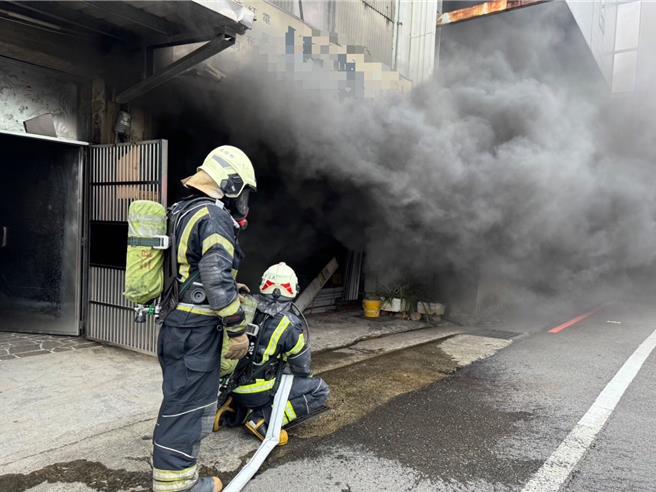 桃园区春日路一间工厂下午大火，黑烟涌入街道。（翻摄照片）