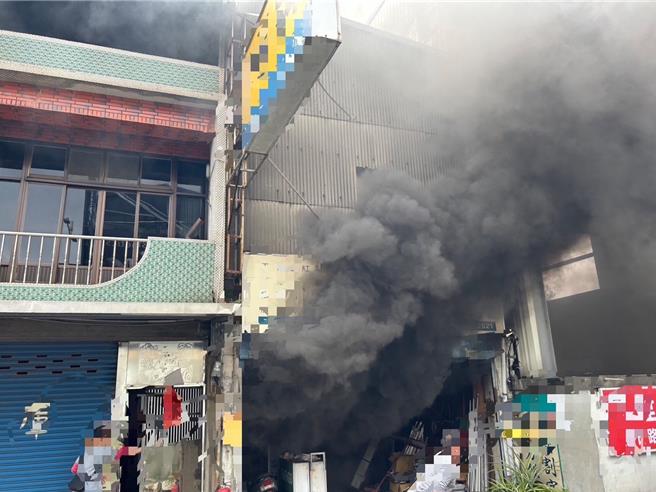 桃园区春日路一间工厂下午大火，黑烟涌入街道。（翻摄照片）
