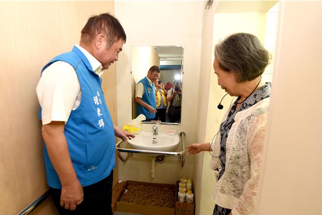 2024年11月4日苗栗县／臺湾企银赞助苗栗县西湖乡金狮社区，成立全台第25家银髮乐龄学堂，金狮社区高龄人口比例高，这座学堂不仅提供共餐服务，更结合在地客家文化，为高龄长者打造温馨的学习与社交空间。臺湾企银改善社区厨房设备，并发行「银色之爱」信用卡回馈学堂，积极推动高龄友善。 (苗栗县政府提供／吕丽甄苗栗传真）