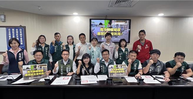 台南市议会民进党团4日要求市府交通局于年底临时会结束前，应参考2020年桃园市长郑文灿、2015年台中市长林佳龙、2022年高雄市长陈其迈等人的做法，尽速公告骑楼「原则开放、例外禁止」停车。（洪荣志摄）