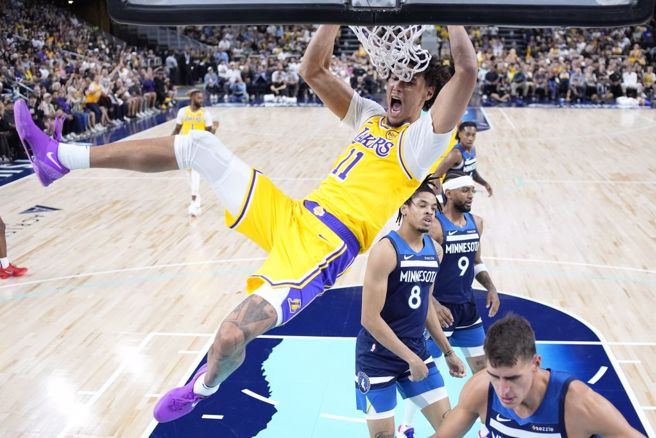 湖人中锋海耶斯灌篮得分。（美联社资料照）