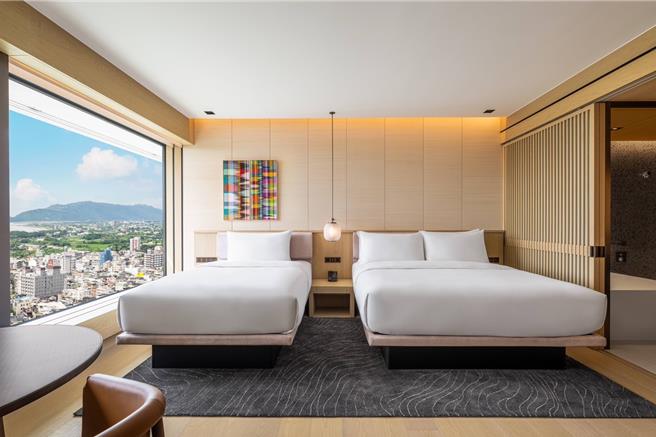 「1泊2食」住宿方案，享探索厨房自助式早餐及晚餐两客，于11月底前入住，符合振兴花莲专案资格的旅人，每房可再折抵1000元。（花莲洁西艾美酒店提供／吴娮翎台北传真） 