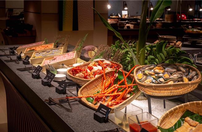 「1泊2食」住宿方案，探索温泉客房限时下杀3折，每房1万599元起，可在房内享受专属温泉景观汤池入住，享探索厨房自助式早餐及晚餐两客。（花莲洁西艾美酒店提供／吴娮翎台北传真） 