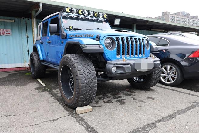 法务部行政执行署新北分署将拍卖诈骗集团成员所有的车辆，包含新车要价超过600万，在中古市场罕见、俗称「蓝哥王」的Jeep Wrangler Rubicon 392吉普车。（新北分署提供）