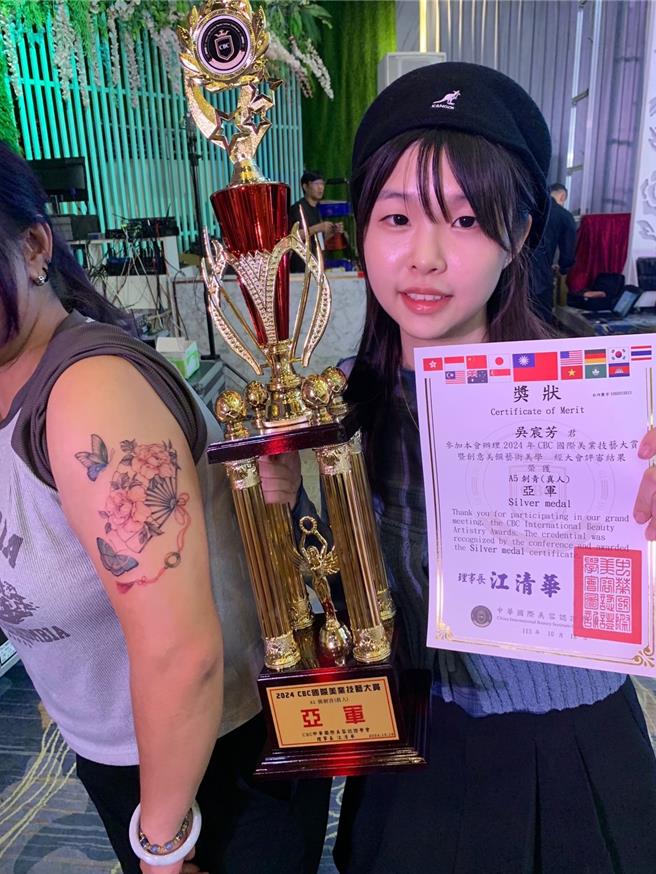 大叶大学造形艺术学系三年级的吴宸芳，以「国风恋蝶」拿下国际美业技艺大赏暨创意美馔艺术美学比赛刺青组亚军。（大叶大学提供／叶静美彰化传真）