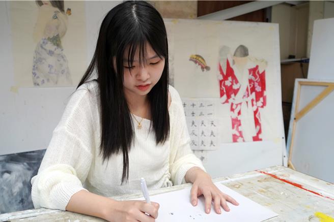 吴宸芳构思设计图，得奖作品「国风恋蝶」，从最初跟客人沟通，并跟老师反覆讨论，从设计到定稿就花了3个月，经多次修改才完成。（大叶大学提供／叶静美彰化传真）