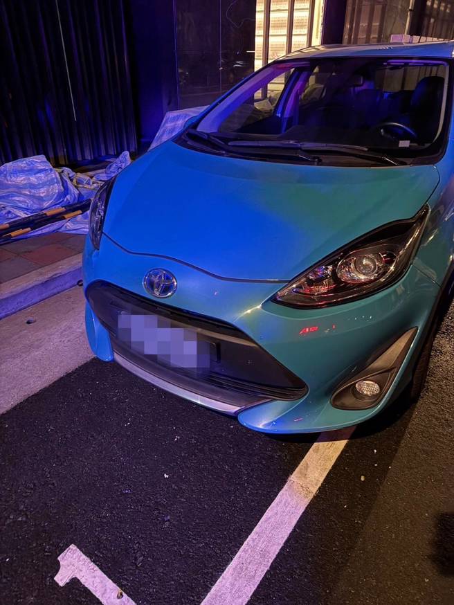 一輛藍色iRent共享汽車行駛不穩、違規跨越雙黃線，隨即攔停，未料一查竟發現31歲林姓駕駛持有第二級毒品大麻菸彈。（圖／簡銘柱翻攝）