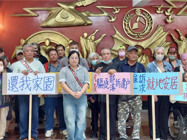 無法續租須搬離國宅的原住民，今（4）日無黨籍平地原住民市議員宋雨蓁（前）帶領下到議會抗議，高舉「欺壓弱勢族群」、「抗議強迫族人搬遷國宅」、「唯一訴求就地安居」。（陳慰慈攝）