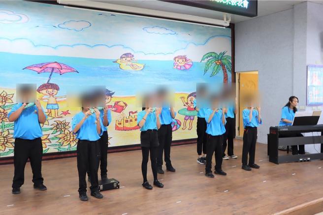 2024年11月4日苗栗縣／苗栗縣通霄鎮啟明國小受邀參加捷克第21屆國際子令藝術節，學生們以陶笛、節令鼓和跳鼓陣表演，並在波蘭的養老院和育幼院義演，展現媽祖與客家文化。(苗栗縣政府提供／呂麗甄苗栗傳真）