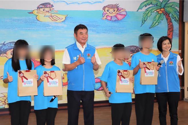 2024年11月4日苗栗縣／苗栗縣通霄鎮啟明國小受邀參加捷克第21屆國際子令藝術節，學生們以陶笛、節令鼓和跳鼓陣表演，並在波蘭的養老院和育幼院義演，展現媽祖與客家文化。苗栗縣長鍾東錦(左三)致贈小朋友禮物I(苗栗縣政府提供／呂麗甄苗栗傳真）