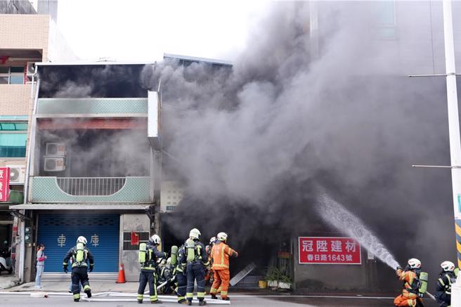 桃园区春日路一间工厂4日下午惨遭祝融。（杜宜谙摄）
