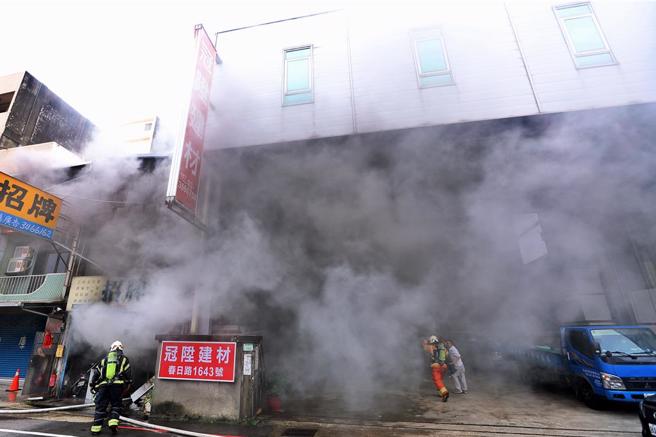 现场燃烧1楼工作区内的柜子、家具及充电座，燃烧面积约20平方公尺。（杜宜谙摄）