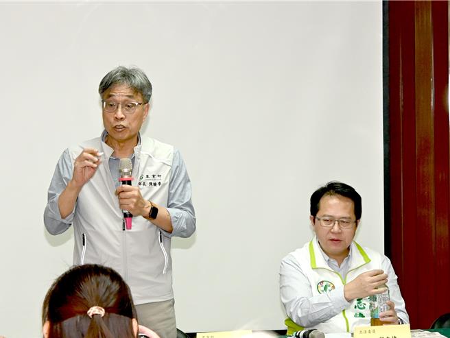 農業部長陳駿季（左）4日到高雄永安考察石斑魚產業，他在致詞時說不放棄任何市場的水產品銷售。（林瑞益攝）