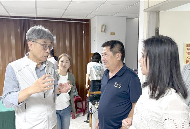 農業部長陳駿季（左）4日到高雄永安考察石斑魚產業，圖為他與漁會代表互動。（林瑞益攝）