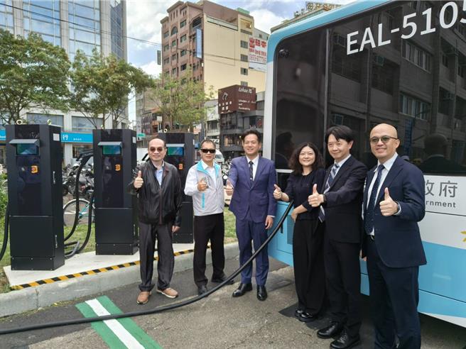 新竹市政府近日于北大路停车场完成设置全台首座电动公车公共充电桩。（陈育贤摄）