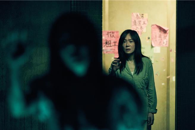 尹馨饰演的陈薇遇到一个会模仿她的一举一动的神秘人物。（图／剧匯文创提供）