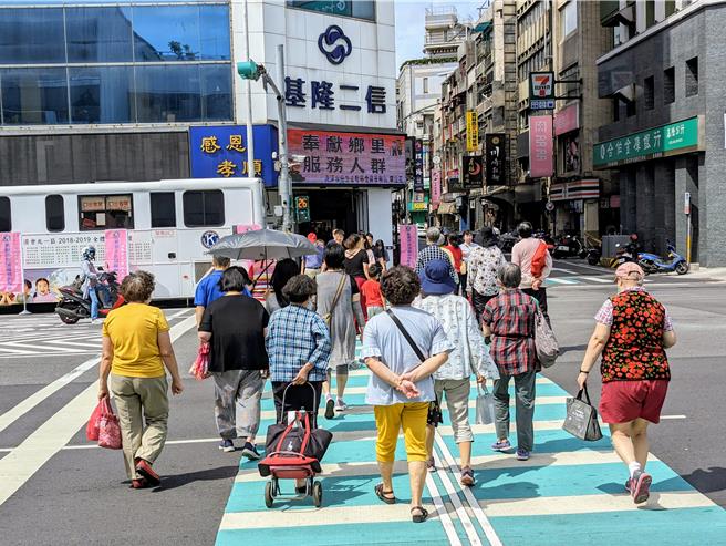 基隆市政府自11月起，推動「行人有序」政策，初期將以宣導提升行人安全意識為主，後續也會陸續加入執法手段。（張志康攝）