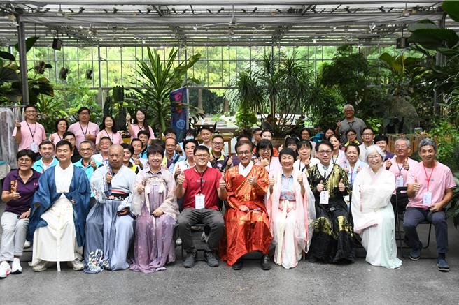 「Open Garden同樂會」宣傳記者會今（4）日在田尾菁芳園登場，與會來賓著漢服出場。（彰縣府提供／葉靜美彰化傳真）