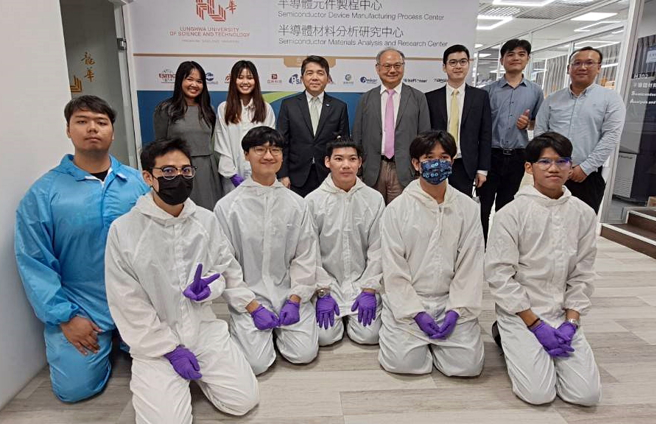 泰國代表文那隆參訪龍華科大，鼓勵泰生努力學習專業知識及實作技能。(照片/龍華科大提供)