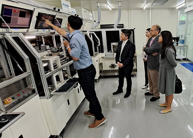 泰國貿易經濟辦事處參訪團參觀龍華科大半導體元件製程中心及相關實驗室。(照片/龍華科大提供)