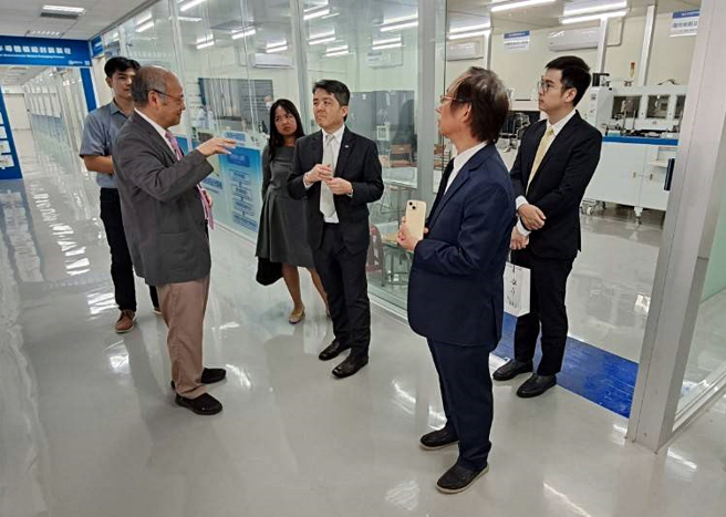 參訪團一行參觀功率半導體模組封裝與測試類產業環境工廠。(照片/龍華科大提供)