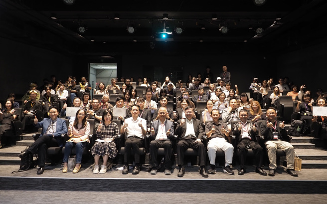 資科司邱仁杰副司長(前排左4)、張寶儷科長(前排左3)、評選委員代表楊忠衡執行長(前排左1)及參賽隊伍、觀眾於臺北藝術大學舉辦頒獎典禮合照。(照片/教育部提供)