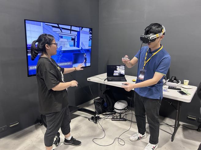 觀眾使用VR頭戴顯示器體驗優選暨最佳人氣獎《while(true)__迴路花園》作品展示。(照片/教育部提供)