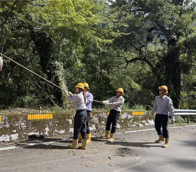 台電出動女力共同努力協助復電工作。（台電提供／李京昇台中傳真）