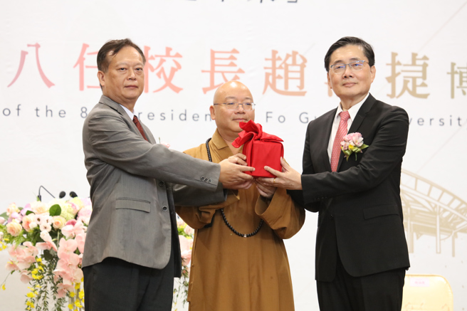 今日上午办理佛光大学第八任校长赵涵㨗博士就职典礼，卸任代理校长林信华与心保和尚一同合影。(照片/佛光大学提供)