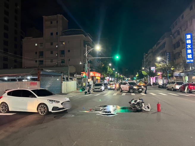 警員在追捕過程中不慎與民眾的轎車發生擦撞，警員送醫暫無大礙。（翻攝畫面）