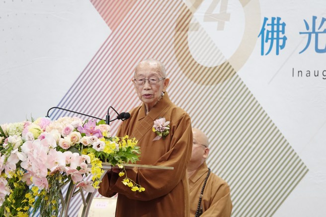 佛光大学董事长慈惠法师上台恭喜并祝福赵校长。(照片/佛光大学提供)