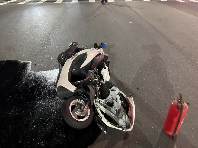 警員在追捕過程中不慎與民眾的轎車發生擦撞，警員送醫暫無大礙。（翻攝畫面）