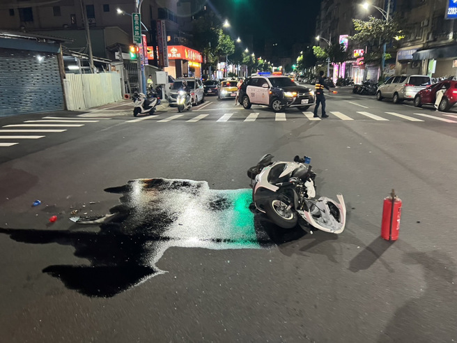 警員在追捕過程中不慎與民眾的轎車發生擦撞，警員送醫暫無大礙。（翻攝畫面）