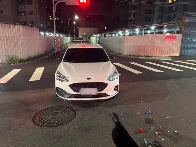 警員在追捕過程中不慎與民眾的轎車發生擦撞，警員送醫暫無大礙。（翻攝畫面）
