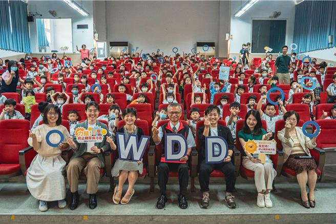 台湾基层糖尿病学会代表医师杨宜瑱、日本模范糖友大村咏一、爱胰协会常务理事刘苑菁、台中市大里区立新国民小学校长蔡添元共同呼吁提升糖尿病认知与友善环境。（台湾诺和诺德提供）