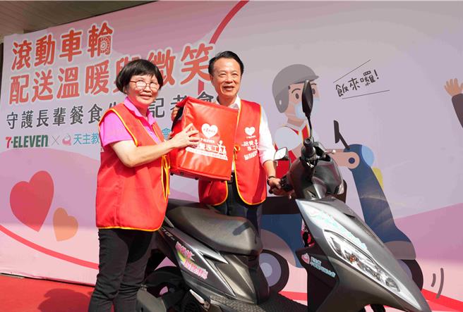 今（4日）统一超商与中华圣母基金会、嘉义县政府社会局一同举办「守护长辈餐食生活」记者会，嘉义县长翁章梁体验送餐服务。（吕妍庭摄）