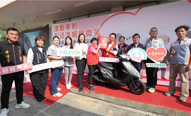 今（4日）统一超商与中华圣母基金会、嘉义县政府社会局一同举办「守护长辈餐食生活」记者会。（吕妍庭摄）