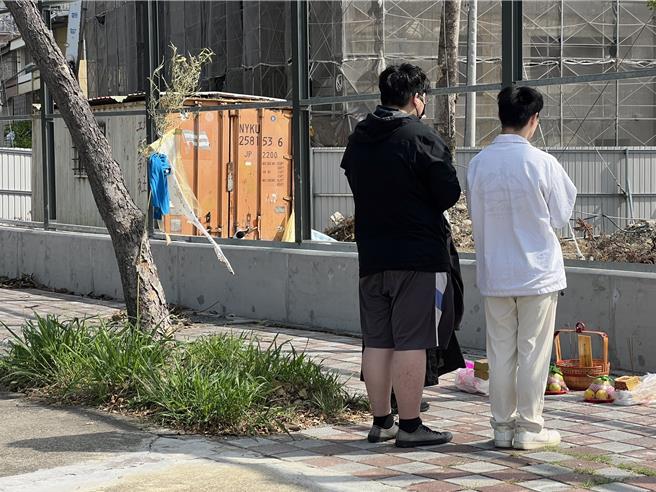 台中12歲黃姓男童3日下午騎腳踏車在北屯敦化公園前路口遭機車撞飛、休旅車輾壓傷重不治，家屬4日回到現場含悲招魂。（馮惠宜攝）