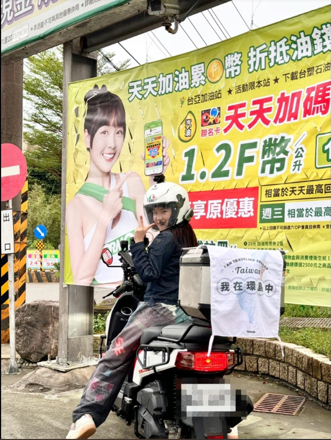 李多慧特别停下来与篮篮合照。（图／李多慧FB）