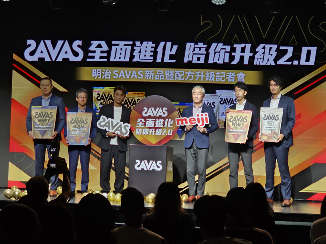 柔道好手杨勇纬（左3）出席运动蛋白饮品代言记者会。（陈筱琳摄）