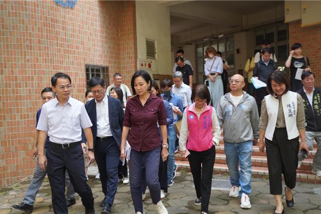 立法院教育文化委员会今（4）日前往高雄凯旋国小、民权国小、北岭国小及阿莲国中等4校考察，国民党立委柯志恩为校园预算请命。（柯志恩办公室提供）