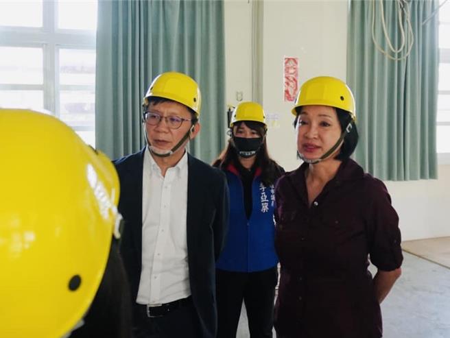 立法院教育文化委员会今（4）日前往高雄凯旋国小、民权国小、北岭国小及阿莲国中等4校考察，国民党立委柯志恩为校园预算请命。（柯志恩办公室提供）