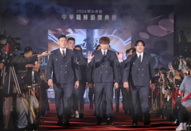 陈子豪（右）提出自由球员申请，4日跟着中信兄弟前来参加中职颁奖典礼。（赵双杰摄）