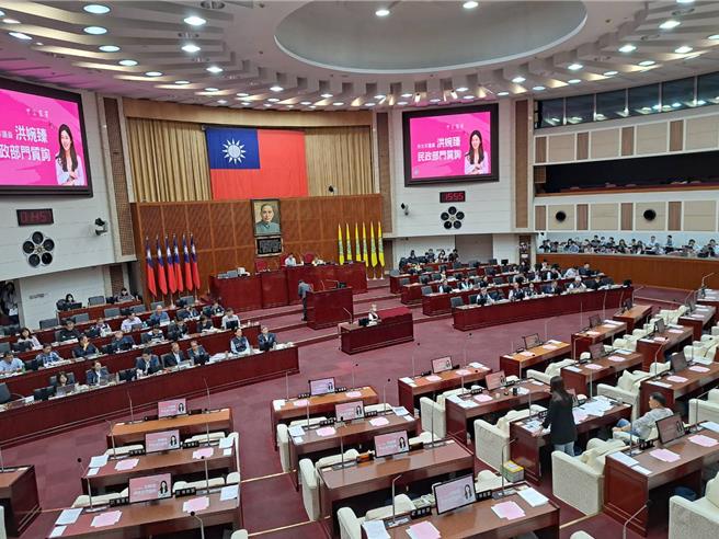 民进党台北市议员洪婉臻4日赴台北市议会质询民政委员会表示，台北市首创性别平等办公室，然而府级成员仅有2名女性，完全不符成立宗旨。（温予菱摄）