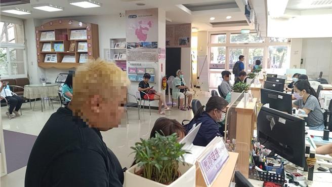 沙鹿区户政事务所4日指出，沙鹿交通路网健全，邻近国道3号、西滨快速道路，另台中国际机场、台铁局沙鹿站，辖内还有2所大学等利多因素，自今年初开始，户所内每日涌进人潮，平均每天都超过上百人抢迁户籍。（张妍溱摄）